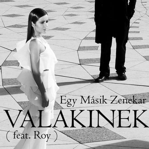 Valakinek (feat. Roy)